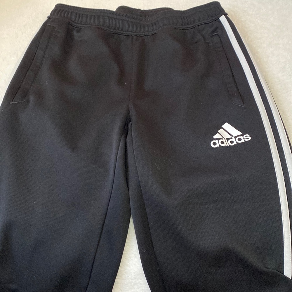 brand : adidas color: all black size: youth Large